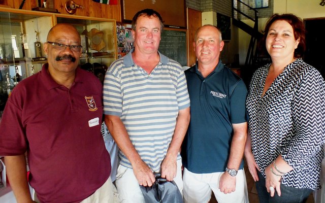 Die wenners vir die dag, met vlnr (middel) Senekal Dreyer en André Coetzee, saam met (weerskante) Tommy Wilson (skoolhoof) en Helene Segal (organiseerder)